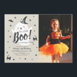 Little Boo Ghost Halloween Foto Einladung<br><div class="desc">Dieses niedliche "kleine Boo" zwischen dem geschlechtsneutralen Foto eines Kindes bietet einen beigen Hintergrund mit einem niedlichen Geist. Die Rückseite weist Fledermausmuster auf einem orangen Hintergrund auf. Personalisieren Sie es für Ihre Bedürfnisse. In meinem Geschäft finden Sie passende Produkte.</div>
