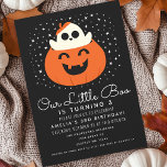 Little Boo Ghost Halloween Kids Niedliche Geburtst Einladung<br><div class="desc">Feiern Sie Ihr kleines Bub mit einem spektakulären Geburtstagsbash! Diese bezaubernden Kindergeburtstage laden mit einem niedlichen Geist ein,  der vor einem schwarzen Hintergrund aus einem Kürbis hinausschießt - perfekt für ein Party,  das so süß und spielerisch wie Ihr Kleines ist! Jetzt bestellen & gelassen die hauntionierend guten Zeiten beginnen!</div>