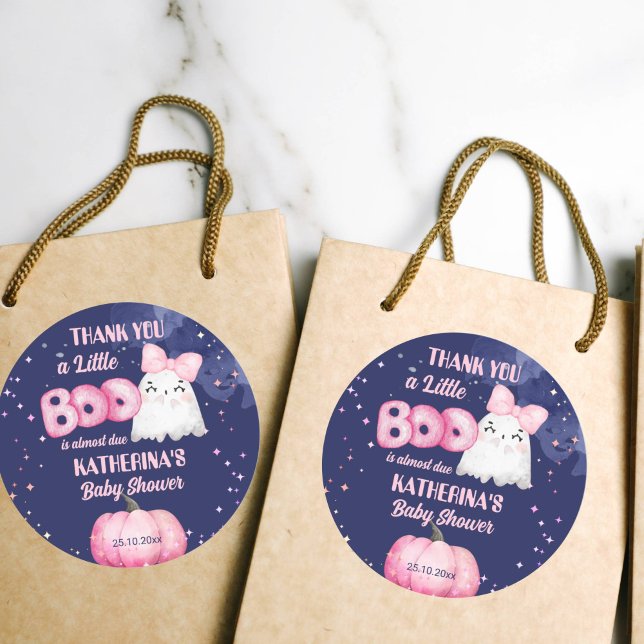 Little Boo Halloween Mädchen Dusche Gefallen Runder Aufkleber (Little boo cute girl ghost baby shower thank you favor stickers navy blue background pink pumpkin)
