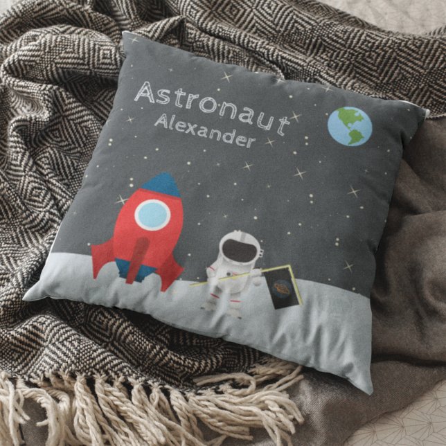 Little Boy Astronaut on Moon, First Name Space Kissen (Von Creator hochgeladen)