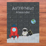 Little Boy Astronaut on Moon, First Name Space Puzzle<br><div class="desc">Gib deinem kleinen Astronauten sein ganz eigenes Puzzle für den Weltraum! Puzzle zeigt den Mond, einen Astronauten auf dem Mond, Fußstapfen auf dem Mond, ein Raketenschiff, Sterne und den Planeten Erde in der Ferne, sowie den Namen Ihres kleinen Raummanns. Dieses Puzzle wird von jedem Raumfan geschätzt und macht einen personalisierten...</div>