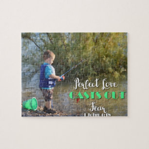 Little Boy, das Furcht-Puzzlespiel heraus werfend