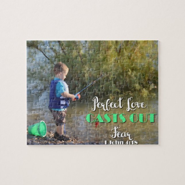 Little Boy, das Furcht-Puzzlespiel heraus werfend (Horizontal)