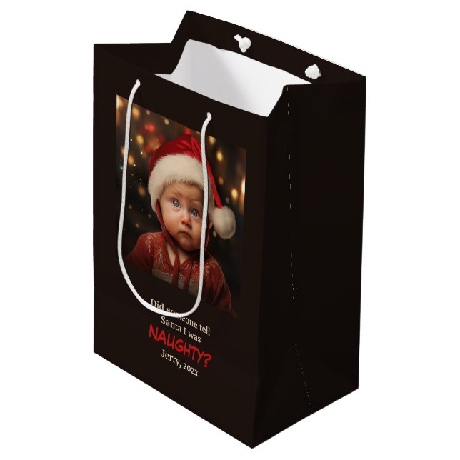 Little Boy Naughty List Spaß Weihnachten Mittlere Geschenktüte (Vorderseite Schrägansicht)