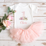 Little Dee First Birthday Mit Monogramm Baby Strampler<br><div class="desc">Individuelle Name Kleinkind Shirt oder Kinderkarosserie für die erste Geburtstagsparty Ihres Mädchens oder Kuchen Schmutz Fotos. Dieses süße Design zeichnet sich durch eine süß rosa Aquarellfarbe Nummer eins aus, umgeben von boho Blume und einem Baby Reh. Ideal für eine kleine Waldmädchen-Geburtstagsfeier! Personalisieren Sie es mit dem Namen Ihres Kindes oder...</div>
