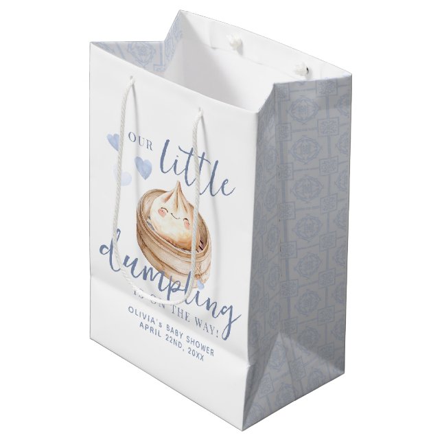Little Dumpling Blue Boy Baby Dusche Mittlere Geschenktüte (Vorderseite Schrägansicht)