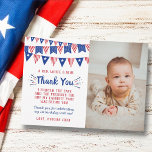 Little Firecracker 4. Juli 1. Geburtstag Foto Dankeskarte<br><div class="desc">Dankeschön im Stil mit diesen trendigen rot-blauen bunting Fahnen 4. Juli 1. Geburtstag Foto Dankeschön Karten. Die Vorlage Foto & Text ist leicht zu personalisieren und Ihre Familie und Freunde werden begeistert sein,  wenn sie diese fantastischen Dankesworte erhalten.</div>