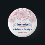 Little Firecracker 4. Juli 1. Geburtstag Party Button<br><div class="desc">Feiern Sie stilvoll mit diesen trendigen 1. Geburtstagsparty-Favoriten-Buttons. Dieses Design lässt sich einfach mit Ihrer speziellen Veranstaltungssprache personalisieren und Ihre Gäste werden begeistert sein,  wenn sie diese fantastischen Gunst-Buttons sehen. Matching-Elemente finden Sie in der Auflistung.</div>