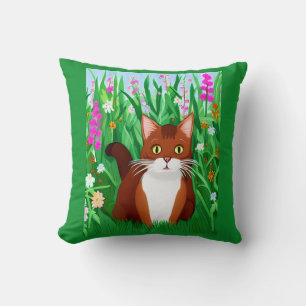 Little Ginger Brown Kitty in einem Feld der Blume Kissen
