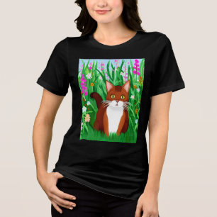 Little Ginger Brown Kitty in einem Feld der Blume Tri-Blend Shirt