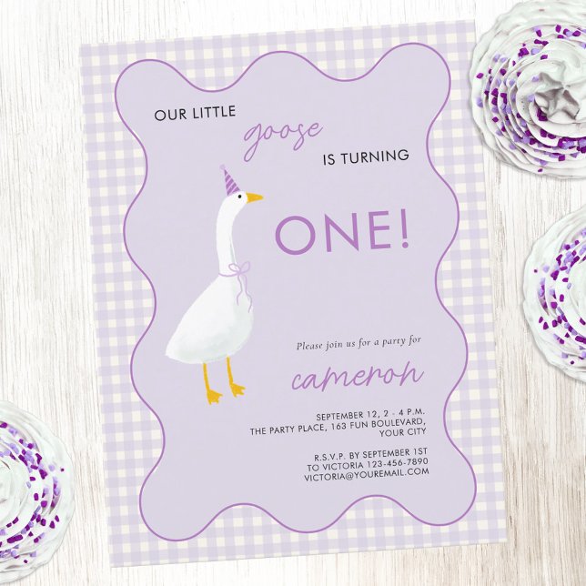 Little Gingham Erster Geburtstag Party Postkarte (Little Goose 1st first birthday party invitation with wavy frame and gingham detail)