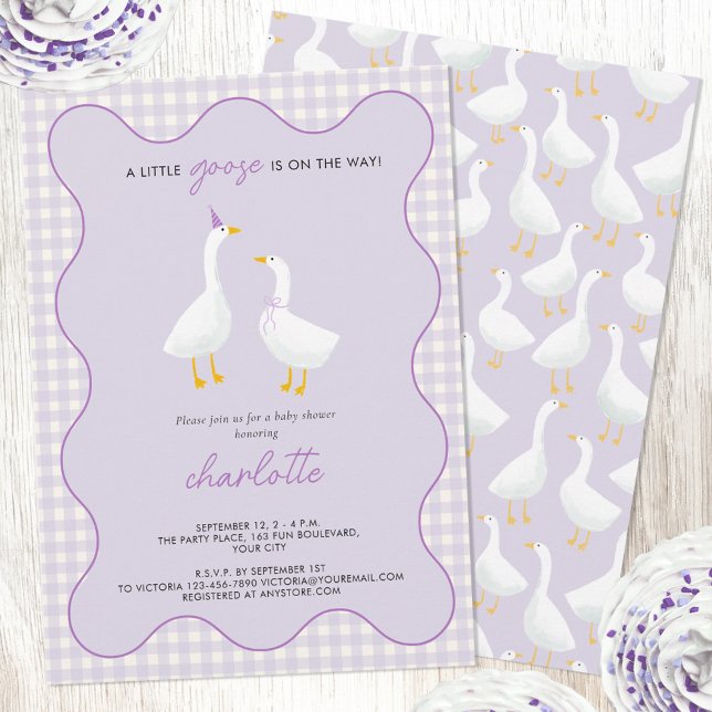 Little Gingham Lilac Baby Shower Einladung (A little goose is on the way geese themed pastel lilac purple baby shower invitation)