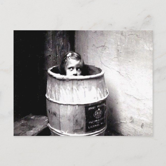 Little Girl in Barrel Postcard Postkarte (Vorderseite)