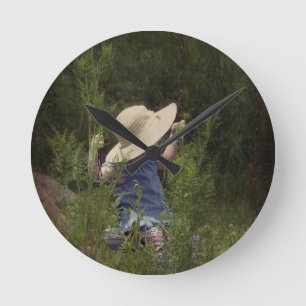 Little Girl on a Swing Runde Wanduhr