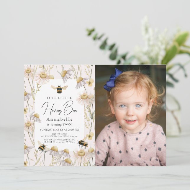 Little Honey Bee Chamomile Pink Birthday Foto Einladung (Stehend Vorderseite)