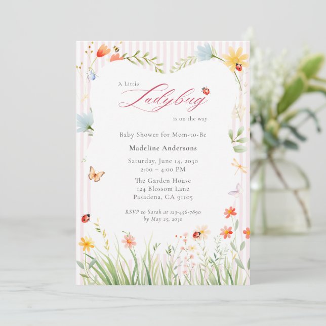 Little Ladybug Wildflower Baby Shower Einladung (Stehend Vorderseite)