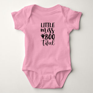 "Little Miss Bootiful" Halloween-Typografie Baby Strampler
