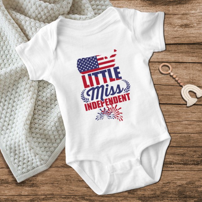 Little Miss Independent Red White Blue Jul Girl Baby Strampler (Von Creator hochgeladen)