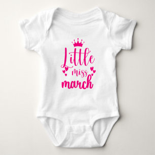Little Miss März Baby Strampler