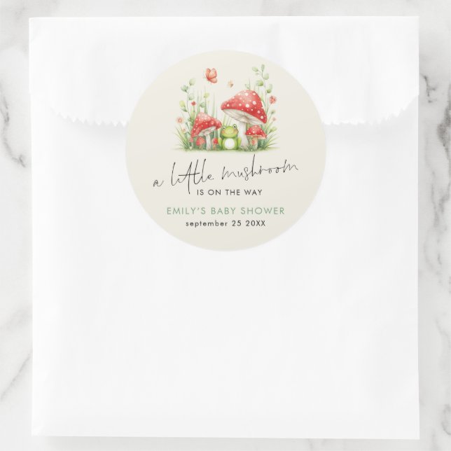 LIttle Mushroom ist auf Way Frog Baby Shower Runder Aufkleber (Tasche)