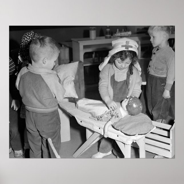 Little Nurse, 1943. Vintages Foto Poster (Vorne)
