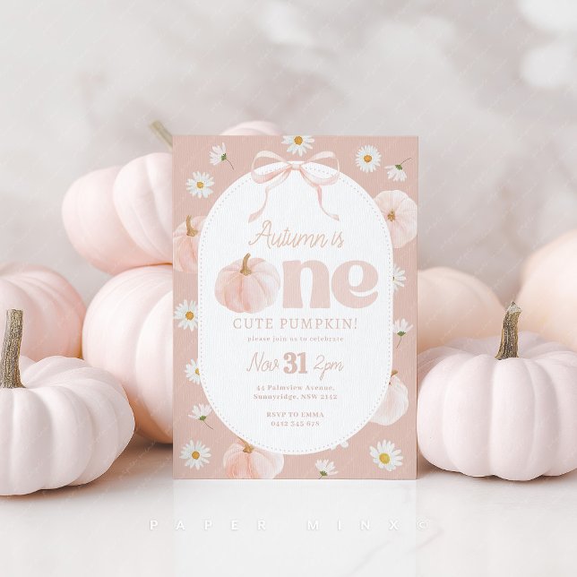 Little Pumpkin 1st Birthday Daisies Pink Bow Einladung (One Cute Pumpkin Girl's 1st birthday Invitation in pink with pumpkins, daisies and bow. )