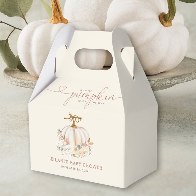 Little Pumpkin Autumn Baby Shower Geschenkschachtel (Autumn is in the air with this little pumpkin on the way fall floral baby shower favor box.)