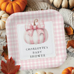 Little Pumpkin's Pink Gingham Pappteller<br><div class="desc">Feiern Sie die Ankunft eines neuen Bundles der Freude mit unserem charmanten Pink und Weiß Gingham Baby Dusche Design mit einem bezaubernden weißen Kürbis mit einem klassischen Gingham Muster. Dieses Design, das sich ideal für die Dusche eines kleinen Mädchens eignet, verbindet Eleganz und Spielerlichkeit und macht es zu einer unvergesslichen...</div>