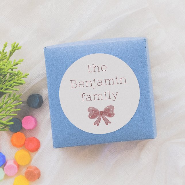 Little Red Bow | Benutzerdefinierter Familienname  Runder Aufkleber (Von Creator hochgeladen)