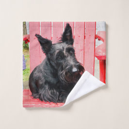 Little Scottie in einem großen roten Stuhl Waschlappen