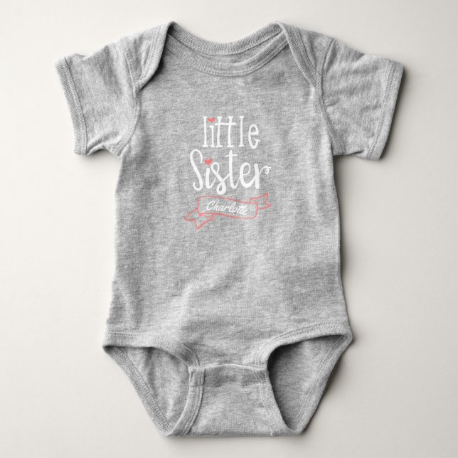 Little Sister Baby Announcement Name & Monogram Baby Strampler (Vorderseite)