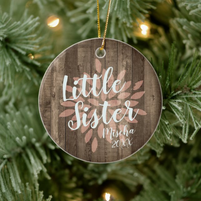 Little Sister Personalisiert Baby Girl Woodgrain Keramik Ornament (Baum)