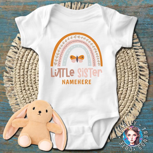 Little Sister Personalisiert Name Niedlich Rainbow Baby Strampler (Von Creator hochgeladen)
