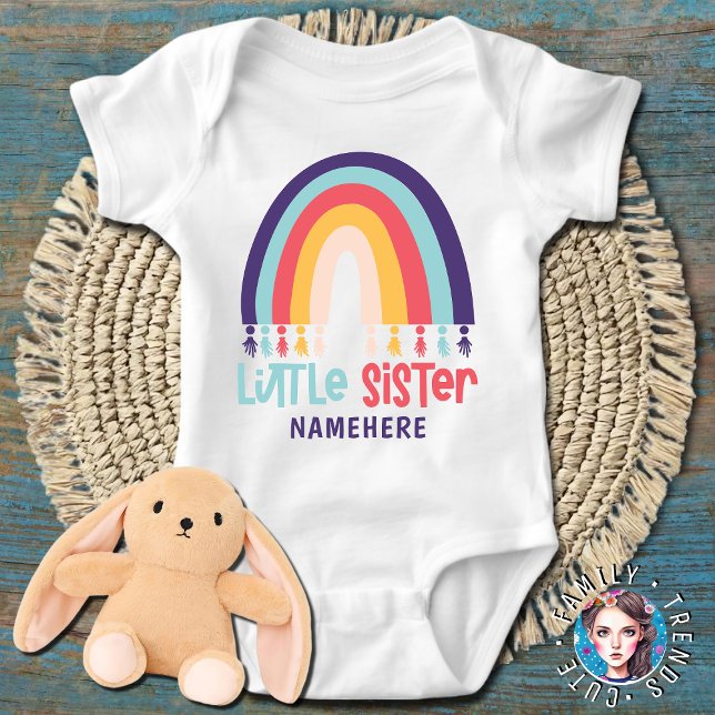 Little Sister Personalisiert Name Niedlich Rainbow Baby Strampler (Von Creator hochgeladen)