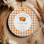 Little Süsse Pie Fall Pumpkin Gingham Baby Dusche Keramik Ornament<br><div class="desc">Kleine Süsse Pie Fall Pumpkin Gingham Baby Shower Keramik Ornament - Feiern Sie die Ankunft eines kleinen mit dem charmanten "Little Süsse Pie Fall Pumpkin Gingham Baby Shower Keramik Ornament". Dieser köstliche Sake mit einem gemütlichen Gingham-Muster und einem süßen Kürbisdesign ist das perfekte Memento für die Mother-to-Be. Jedes Mal, wenn...</div>