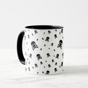 Littles schwarze Piratenschädel auf weißem Hinterg Tasse