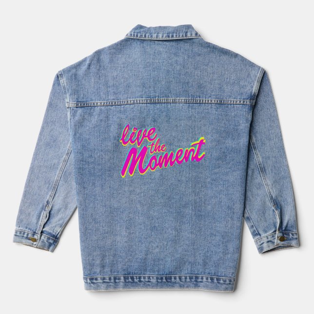 Live the Moment bunt Text Grafik Design Jeansjacke (Rückseite)