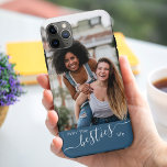 Livin the Besties Life Quote Blue Friends Foto Case-Mate iPhone Hülle<br><div class="desc">Individuelle beste Freundin Foto iPhone Case. Die Fotovorlage ist für Sie ein Set, um Ihr eigenes Bild von Ihnen und Ihrem/Ihren besten Freund(en) hinzuzufügen - das im Porträtformat angezeigt wird. Das Design wird mit dem Zitat "Leben in den Bestien Leben" in eleganter Handschrift und moderner Typografie geschrieben. Es hat eine...</div>