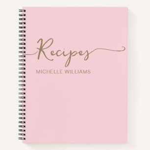 Livre de recettes à la signature monogramme en or