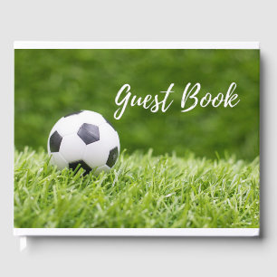 Livre D'or Boule de football sur herbe verte