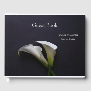 Livre D'or Calla ment sur un arrière - plan sombre
