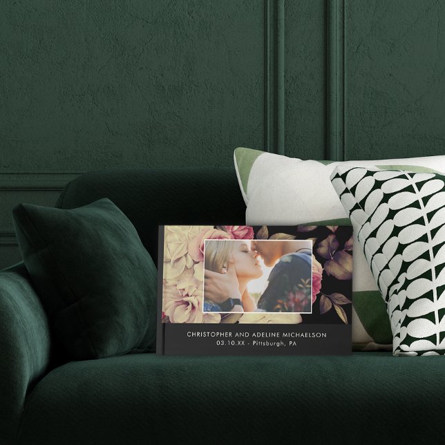 Livre D'or Élégant Black Moody Floral Photo Mariage (Gorgeous wedding guestbook features a lush floral print and your photo with details.)