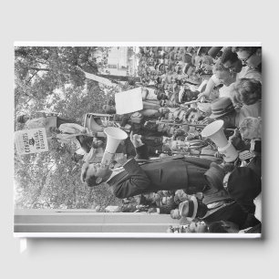 Livre D'or Le sénateur Robert Kennedy faisant campagne pour l