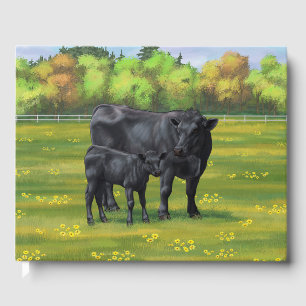 Livre D'or Vache d'Angus noir et veau mou en pâturage d'été