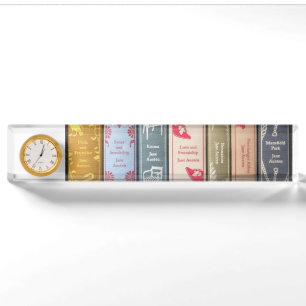 Livres de Jane Austen et plaque de bureau avec hor