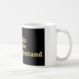 Livres sur la tasse de Nightstand