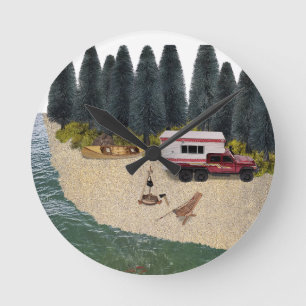 LKW mit Camper im Forest River Camping Spot Runde Wanduhr