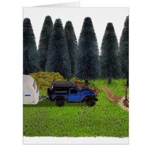 LKW mit einem Pull-Camper im holzgeräumten Lager