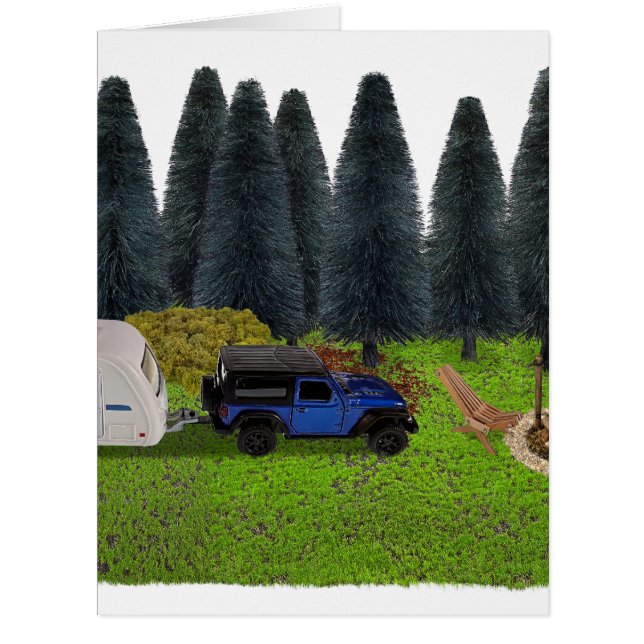 LKW mit einem Pull-Camper im holzgeräumten Lager (Vorderseite)