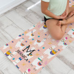 Llama Llama Niedlich Llama Pattern auf rosa Yogamatte<br><div class="desc">Nehmen Sie Ihre Yogapraxis auf ein ganz neues Niveau! Diese fröhliche, rot-rosa Yoga-Matte besticht durch bezaubernde Lahmen in farbenfrohen festlichen Designs, die Freude und Energie für Ihr Training bringen. Egal ob Sie sich in die Pose der Bäume ausstrecken oder Ihre Meditation genießen, diese rutschfeste, ultra-komfortable Matte behalte Ihnen stilvoll. Ideal...</div>